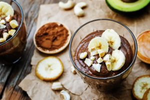 Receita de Mousse de Chocolate Vegano com apenas 3 ingredientes é feita com abacate e chocolate, e fica pronta em menos de 5 minutos.