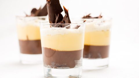 Se você gosta de praticidade, muito sabor e de novidades, faça essa deliciosa mousse de maracujá com chocolate muito fácil e rápida, você vai adorar. Mousse é uma das sobremesas mais simples que conhecemos e muitas pessoas recorrem a ela quando precisam de algo prático, e estão certas, pois realmente as mousses são super fáceis de serem feitas, basta um liquidificador, bons ingredientes e uma baita vontade de comer coisa gostosa. A combinação de chocolate com maracujá é uma das minhas preferidas, pois, o doce de um, com o azedinho do outro, faz um contraste interessante, que deixa a receita deliciosa, leve e nada enjoativa.