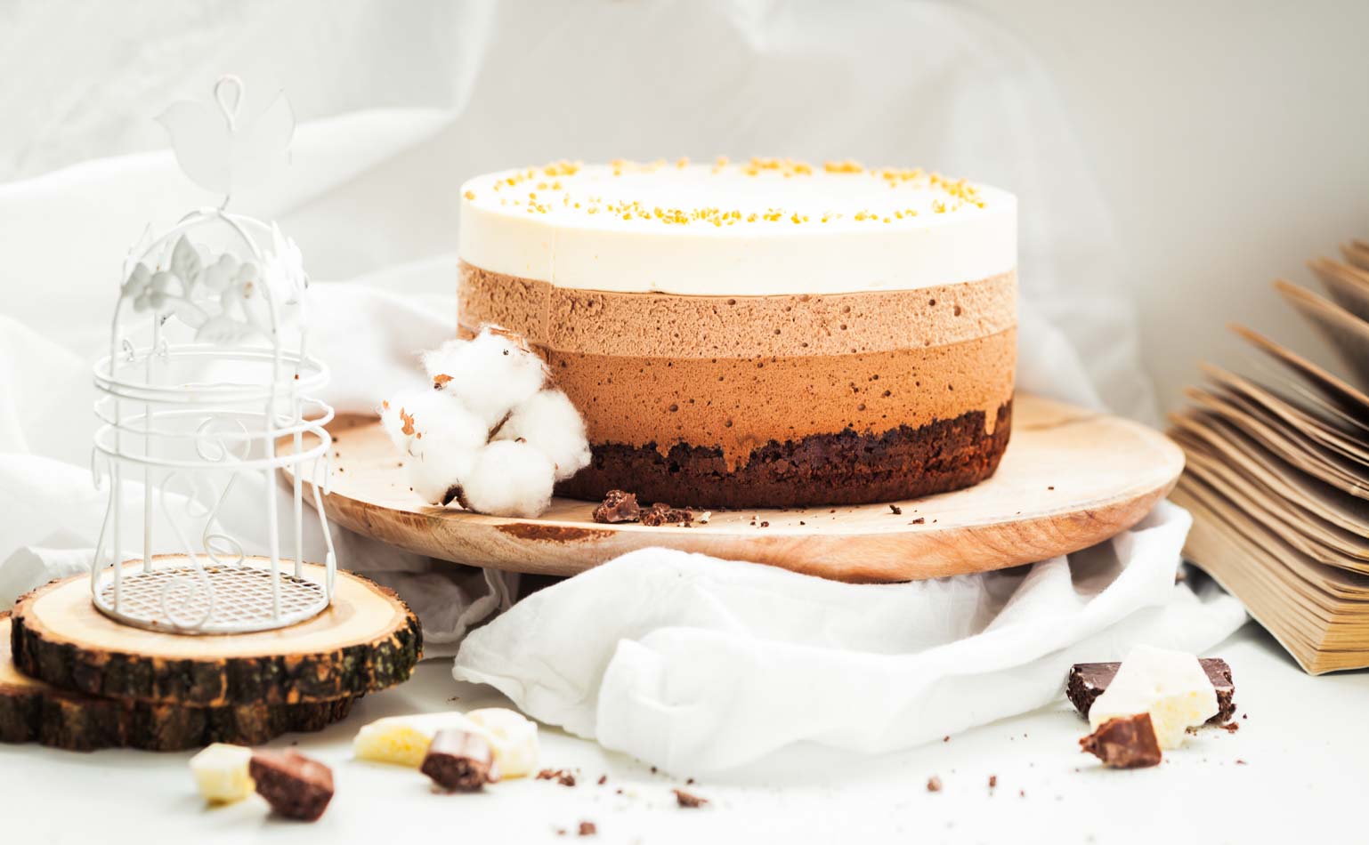 Se você é um amante de chocolate e quer experimentar uma sobremesa irresistível, a Torta 3 Mousses de Chocolate é a escolha perfeita. Com três camadas de mousse de chocolate, esta sobremesa é uma explosão de sabor e textura em cada mordida.