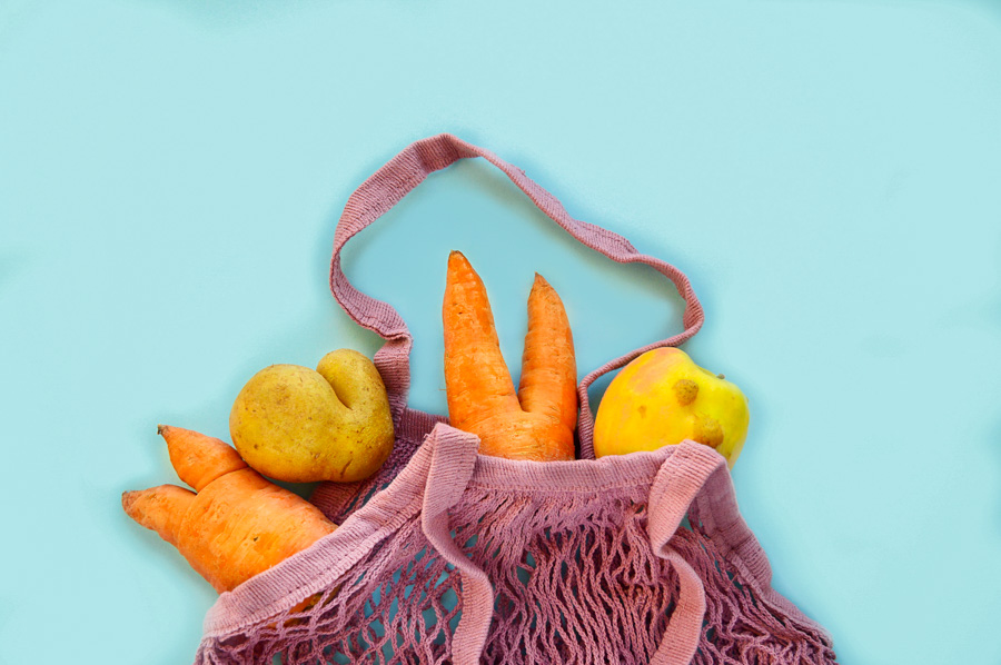 Aqui estão 10 dicas para evitar o desperdício de alimentos em casa. Economize dinheiro e ajude o meio ambiente com pequenas mudanças.