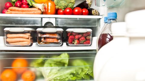 Aqui estão 10 dicas para evitar o desperdício de alimentos em casa. Economize dinheiro e ajude o meio ambiente com pequenas mudanças.