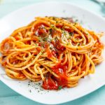 Espaguete com molho de tomate fácil