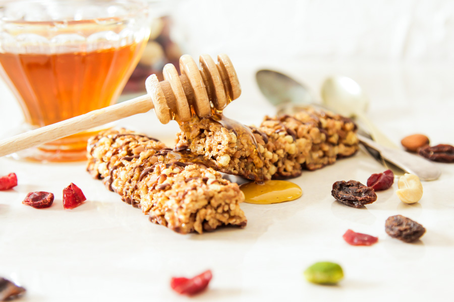 Aprenda a fazer uma deliciosa barra de cereal com 5 ingredientes em poucos minutos. Ideal para um lanche saudável ou para levar na academia.