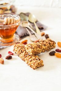 Aprenda a fazer uma deliciosa barra de cereal com 5 ingredientes em poucos minutos. Ideal para um lanche saudável ou para levar na academia.