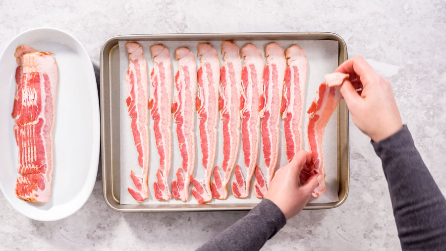 Eu tentei o método viral para obter bacon crocante no forno e não consigo acreditar que não sabia disso antes.