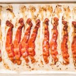 O melhor método para fazer bacon crocante no forno