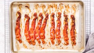 Eu tentei o método viral para obter bacon crocante no forno e não consigo acreditar que não sabia disso antes.