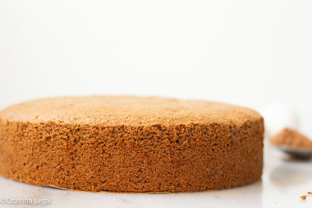 Aprenda a fazer pão de ló de chocolate sem fermento com apenas 4 ingredientes. Receita fácil, fofinha e perfeita para bolos recheados ou bolo de pote.