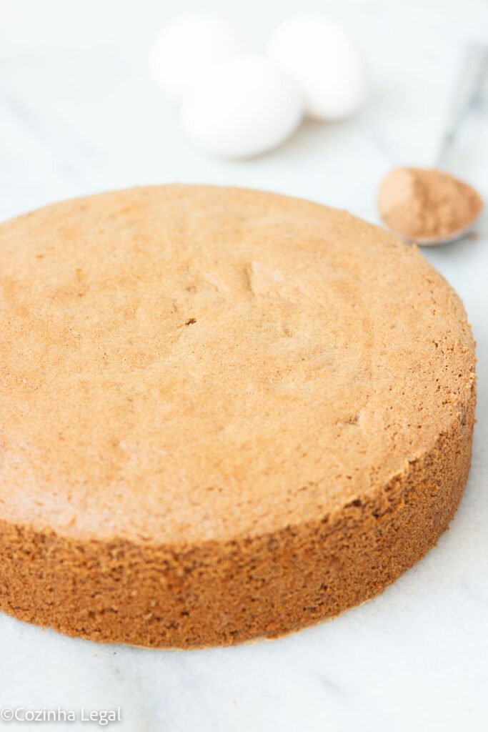 Aprenda a fazer pão de ló de chocolate sem fermento com apenas 4 ingredientes. Receita fácil, fofinha e perfeita para bolos recheados ou bolo de pote.