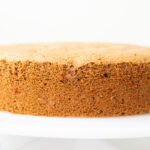 Aprenda a fazer pão de ló de chocolate sem fermento com apenas 4 ingredientes. Receita fácil, fofinha e perfeita para bolos recheados ou bolo de pote.