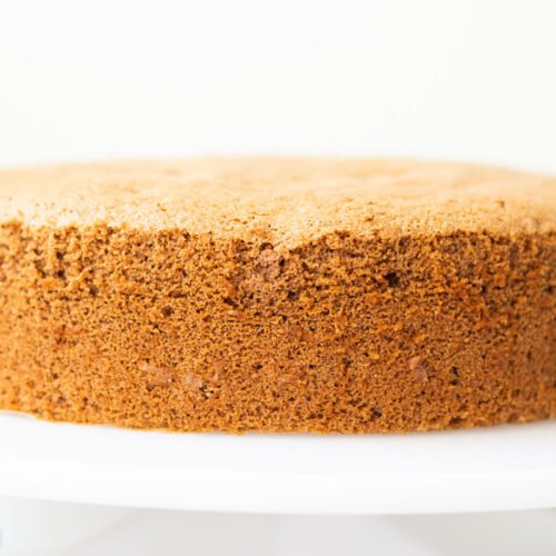 Aprenda a fazer pão de ló de chocolate sem fermento com apenas 4 ingredientes. Receita fácil, fofinha e perfeita para bolos recheados ou bolo de pote.
