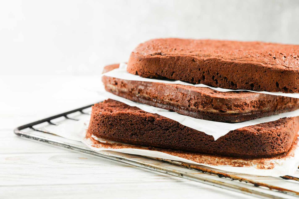 Aprenda a fazer um pão de ló de chocolate fofinho e gostoso, com poucos ingredientes e sem fermento. Arrase com essa receita prática e fácil!