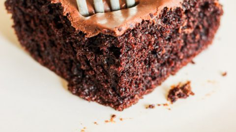 O Bolo Vontade de Chocolate é fácil de fazer e acompanha uma cobertura de chocolate que não é nada do que eu jamais imaginei!