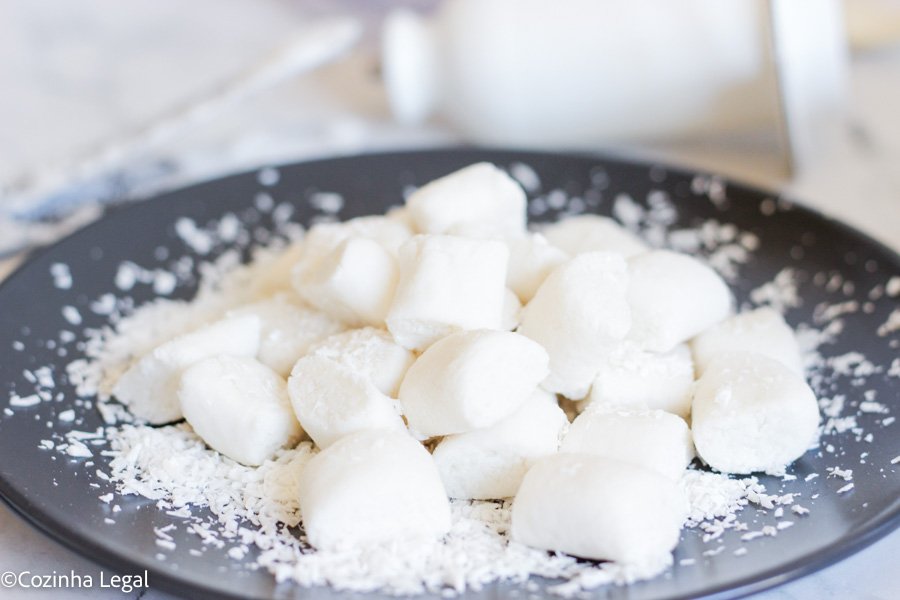 Receita prática de bala de coco simples para fazer em casa. Não precisa usar gancho e é feita com apenas dois ingredientes!