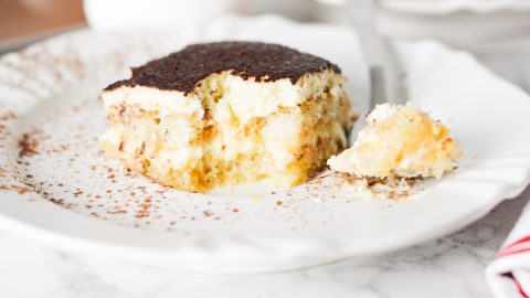 Receita de tiramisu cremoso, delicioso e FÁCIL feita com biscoito champagne embebidos em café, creme de mascarpone e cacau em pó.