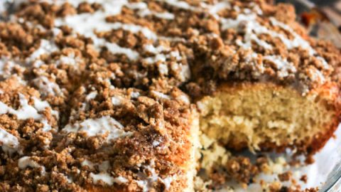 Comece bem o seu dia com uma xícara de café e uma fatia desta cuca simples com canela. Receita fácil de pão doce pronto em 90 minutos.