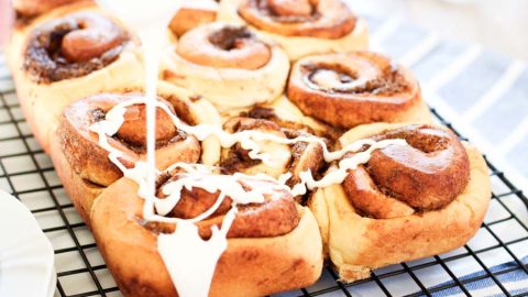 Essa receita de cinnamon rolls caseiro é tão fácil que até mesmo quem não tem experiência com pães será capaz de fazer. 