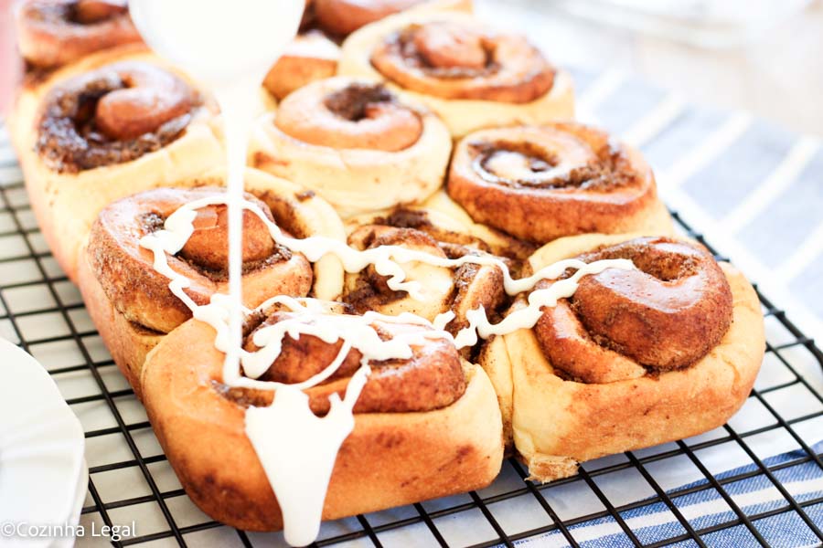 Essa receita de cinnamon rolls caseiro é tão fácil que até mesmo quem não tem experiência com pães será capaz de fazer. 