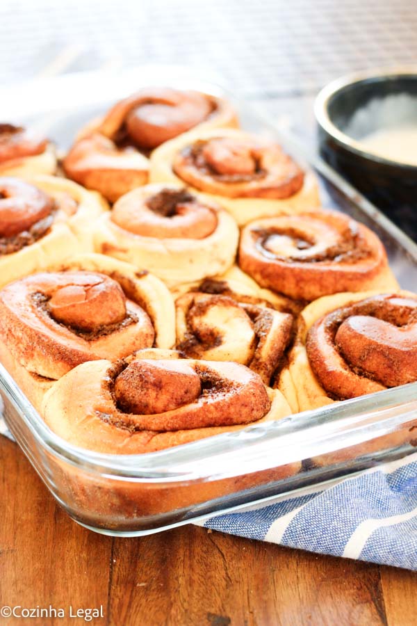 Essa receita de cinnamon rolls caseiro é tão fácil que até mesmo quem não tem experiência com pães será capaz de fazer. 