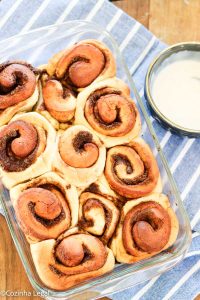 Essa receita de cinnamon rolls caseiro é tão fácil que até mesmo quem não tem experiência com pães será capaz de fazer. 