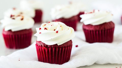 Eles são fofos, elegantes e muito versáteis. Seja comemorando um feriado ou aniversário, essas receitas de cupcake são um deleite perfeito.