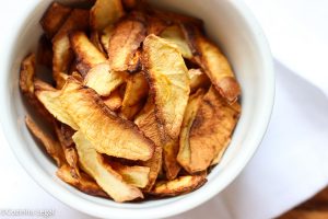 Aprenda a fazer chips de maçã crocantes na airfryer, que não são apenas deliciosos, mas também livres de açúcar e saudáveis.
