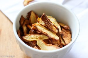 Aprenda a fazer chips de maçã crocantes na airfryer, que não são apenas deliciosos, mas também livres de açúcar e saudáveis.