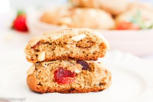 Quem resiste a cookies de chocolate branco e morango? Essa combinação irresistível resulta em cookies caseiros cremosos e enormes.
