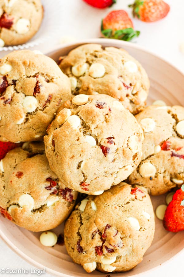 Quem resiste a cookies de morango? Essa combinação irresistível resulta em biscoitos caseiros cremosos e enormes.