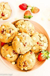 Cookies de chocolate branco e morango