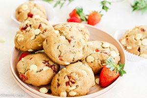 Quem resiste a cookies de chocolate branco e morango? Essa combinação irresistível resulta em cookies caseiros cremosos e enormes.