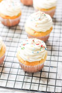 Cupcake de Aniversário Colorido: Aprenda a Fazer!