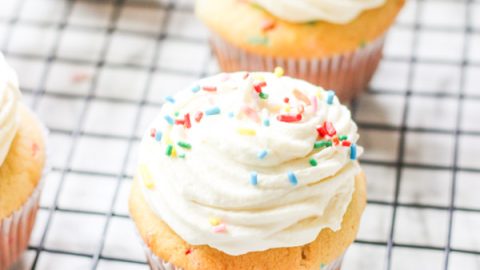 Esse cupcake de aniversário caseiro é fofo, úmido e cheio de granulados coloridos. Cubra com buttercream para um doce deleite!