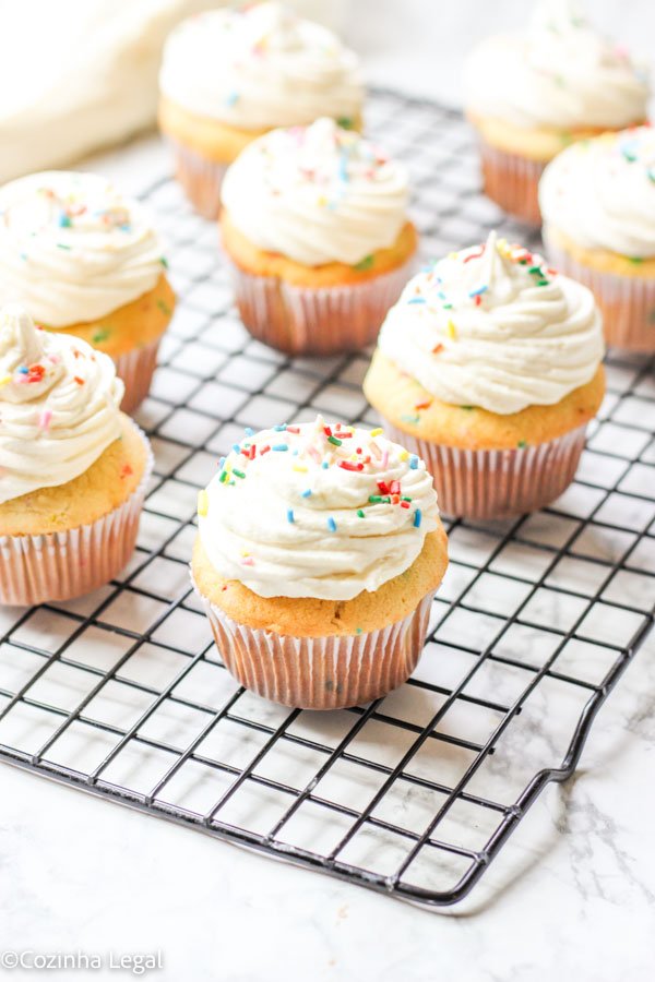 Esse cupcake de aniversário caseiro é fofo, úmido e cheio de granulados coloridos. Cubra com buttercream para um doce deleite!