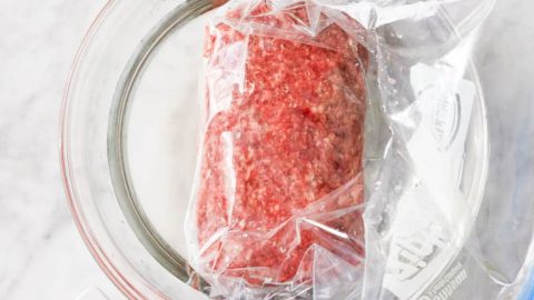 Descubra 5 maneiras de descongelar carne moída de forma segura e eficaz. Conheça métodos que garantem refeições deliciosas e seguras. Confira!