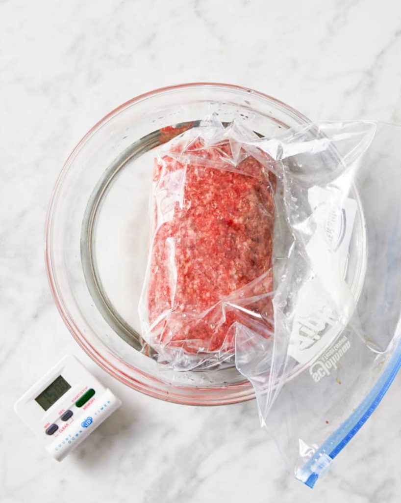 Descubra 5 maneiras de descongelar carne moída de forma segura e eficaz. Conheça métodos que garantem refeições deliciosas e seguras. Confira!