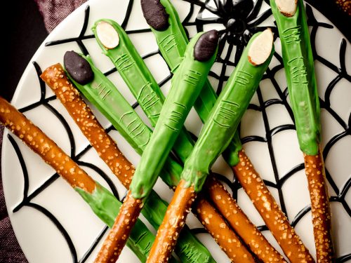Aprenda como fazer 41 receitas de doces de Halloween para adoçar a festa mais assustadora do ano. Escolha a sua sobremesa favorita!