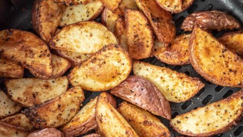 Vamos começar com um clássico: batata frita crocante feita na airfryer. Com um toque de óleo e temperos, você terá batatas douradas e deliciosas em questão de minutos.