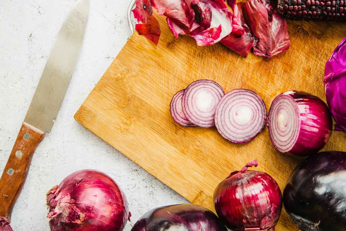Descubra como cortar cebola sem chorar com estas 5 dicas testadas e eficazes. Diga adeus ao desconforto na cozinha!