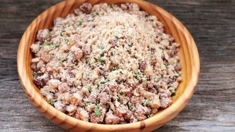 Delicie-se com nossa irresistível receita de Farofa de Pinhão com Bacon. Os pinhões cozidos e o bacon crocante se unem à farinha de mandioca para criar uma explosão de sabores e texturas.