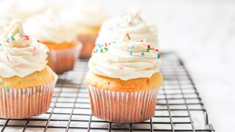 Buttercream de chocolate branco é uma cobertura de bolo simplesmente irresistível! Feito com manteiga, açúcar e o toque especial do chocolate.