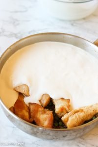 Essa receita de frango cremoso com molho branco com certeza será uma das suas favoritas! Feito com ingredientes simples como frango, creme de leite, cebola e alho, é um jantar rápido de ser feito e que agrada desde crianças até adultos famintos. 