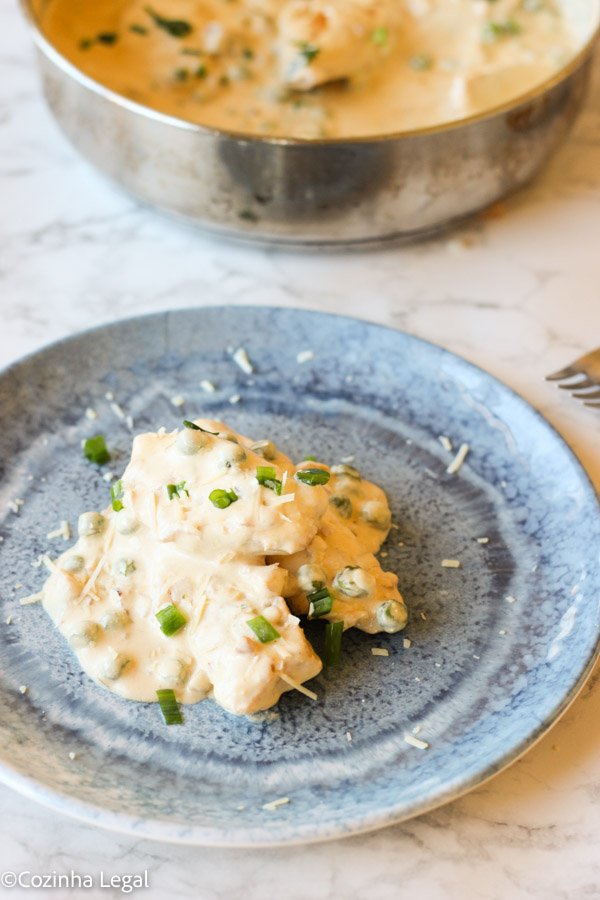 Essa receita de frango cremoso com molho branco com certeza será uma das suas favoritas! Feito com ingredientes simples como frango, creme de leite, cebola e alho, é um jantar rápido de ser feito e que agrada desde crianças até adultos famintos. 