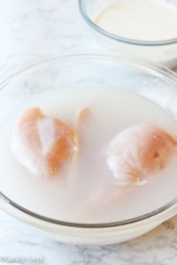 Faça a marinada com água filtrada, sal e suco de limão. Isso vai deixar os filés de frango bem suculentos e macios.