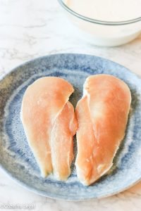 Essa receita de frango cremoso com molho branco com certeza será uma das suas favoritas! Feito com ingredientes simples como frango, creme de leite, cebola e alho, é um jantar rápido de ser feito e que agrada desde crianças até adultos famintos. 