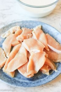 Essa receita de frango cremoso com molho branco com certeza será uma das suas favoritas! Feito com ingredientes simples como frango, creme de leite, cebola e alho, é um jantar rápido de ser feito e que agrada desde crianças até adultos famintos. 