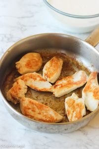 Essa receita de frango cremoso com molho branco com certeza será uma das suas favoritas! Feito com ingredientes simples como frango, creme de leite, cebola e alho, é um jantar rápido de ser feito e que agrada desde crianças até adultos famintos. 