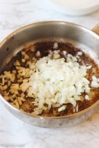 Essa receita de frango cremoso com molho branco com certeza será uma das suas favoritas! Feito com ingredientes simples como frango, creme de leite, cebola e alho, é um jantar rápido de ser feito e que agrada desde crianças até adultos famintos. 