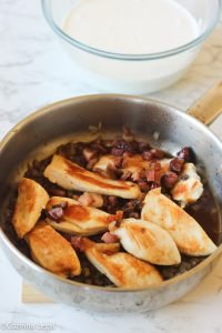 Essa receita de frango cremoso com molho branco com certeza será uma das suas favoritas! Feito com ingredientes simples como frango, creme de leite, cebola e alho, é um jantar rápido de ser feito e que agrada desde crianças até adultos famintos. 