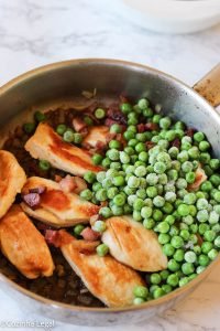 Essa receita de frango cremoso com molho branco com certeza será uma das suas favoritas! Feito com ingredientes simples como frango, creme de leite, cebola e alho, é um jantar rápido de ser feito e que agrada desde crianças até adultos famintos. 